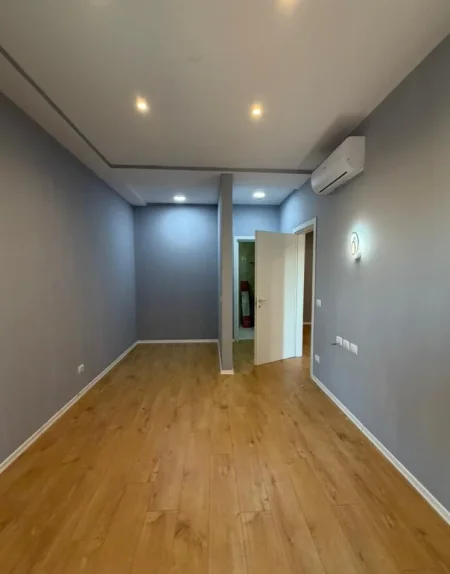 Tirane, jepet me qera zyre , 110 m² 1.000 € 