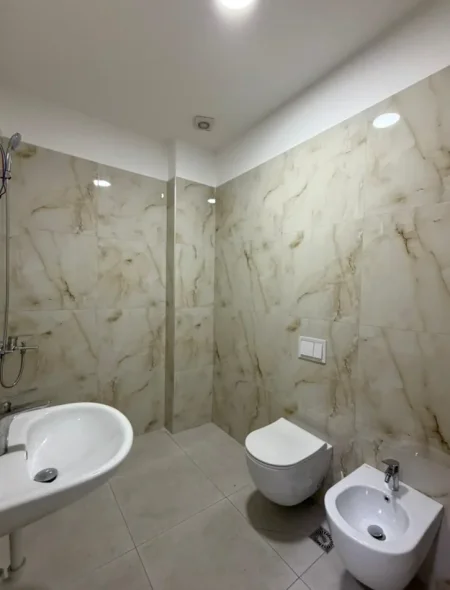 Tirane, jepet me qera zyre , 110 m² 1.000 € 