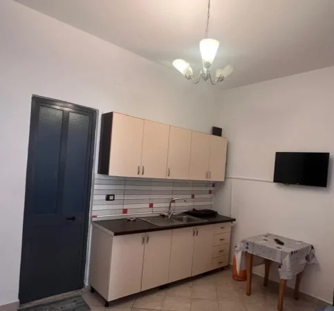 Tirane, jepet me qera apartament 1+1 Kati 1, 65 m² 350 € (ALI DEMI)