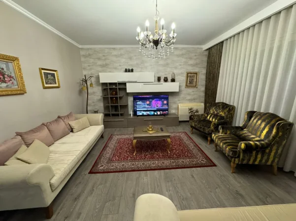 Tirane, jepet me qera apartament 2+1 Kati 9, 130 m² 1.500 € (Kinema 17 Nentori prane Rruges se Barrikadave)