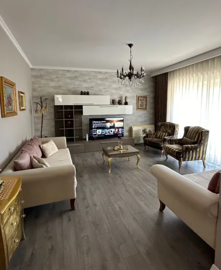 Tirane, jepet me qera apartament 2+1 Kati 9, 130 m² 1.500 € (Kinema 17 Nentori prane Rruges se Barrikadave)