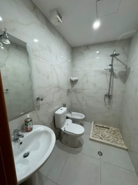Tirane, jepet me qera apartament 2+1 Kati 9, 130 m² 1.500 € (Kinema 17 Nentori prane Rruges se Barrikadave)