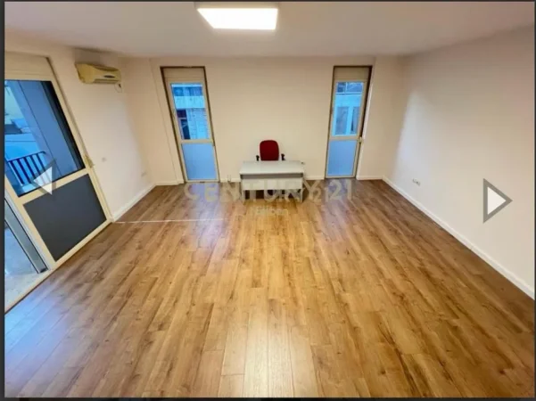 Tirane, jepet me qera zyre Kati 5, 82 m² 700 € (Rruga e Kavajes)