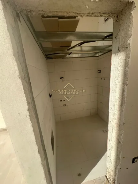 Tirane, shitet , 50 m² (liqeni i thate)