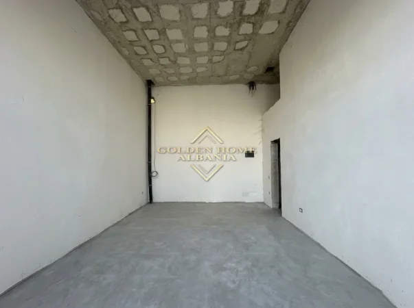 Tirane, shitet , 50 m² (liqeni i thate)