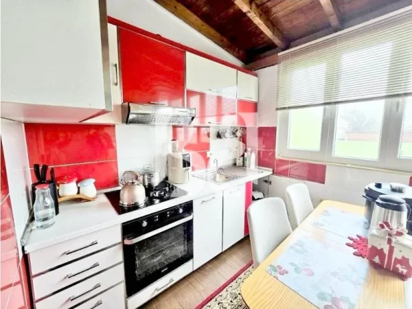 Tirane, jepet me qera apartament 1+1 Kati 1, 80 m² 520 € (Haxhi Alia)