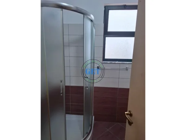 Durres, jepet me qera apartament 2+1+Ballkon Kati 5, 300 € (stadiumi)