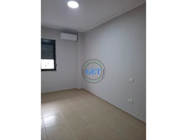 Durres, jepet me qera apartament 2+1+Ballkon Kati 5, 300 € (stadiumi)
