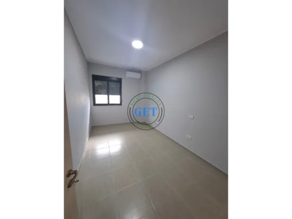 Durres, jepet me qera apartament 2+1+Ballkon Kati 5, 300 € (stadiumi)
