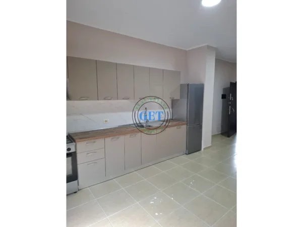 Durres, jepet me qera apartament 2+1+Ballkon Kati 5, 300 € (stadiumi)