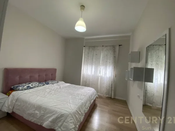 Tirane, jepet me qera apartament 2+1+Ballkon Kati 5, 94 m² 700 € (kodra e diellit)