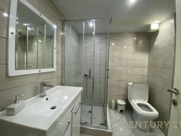 Tirane, jepet me qera apartament 2+1+Ballkon Kati 5, 94 m² 700 € (kodra e diellit)