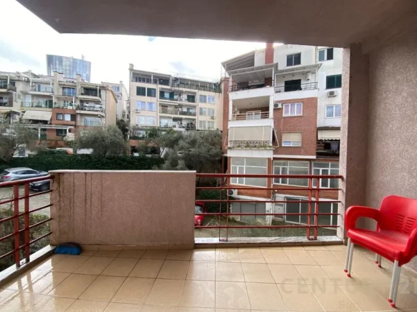 Tirane, jepet me qera apartament 2+1+Ballkon Kati 5, 94 m² 700 € (kodra e diellit)