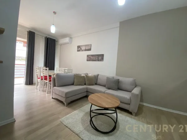 Tirane, jepet me qera apartament 2+1+Ballkon Kati 5, 94 m² 700 € (kodra e diellit)