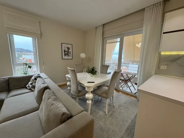 Tirane, jepet me qera apartament 2+1 Kati 5, 700 € (Kopshti botanik)