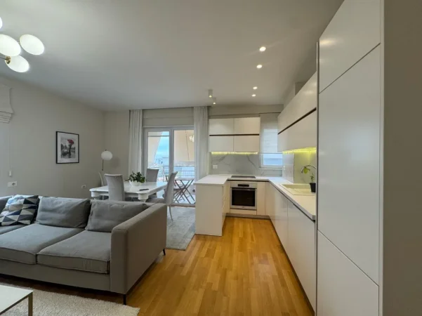 Tirane, jepet me qera apartament 2+1 Kati 5, 700 € (Kopshti botanik)