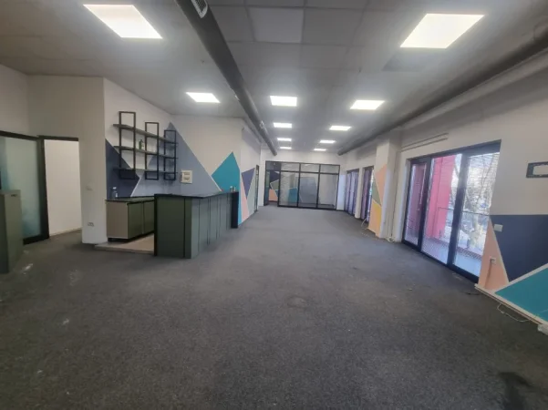 Tirane, jepet me qera zyre Kati 1, 190 m² 2.200 € (RRUGA E DIBRES)