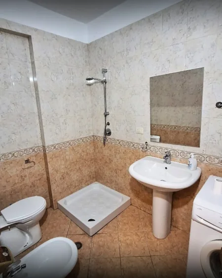 Tirane, jepet me qera apartament 1+1+Ballkon Kati 5, 70 m² 550 € (Rruga e kavajes)