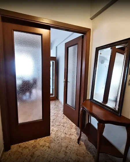 Tirane, jepet me qera apartament 1+1+Ballkon Kati 5, 70 m² 550 € (Rruga e kavajes)