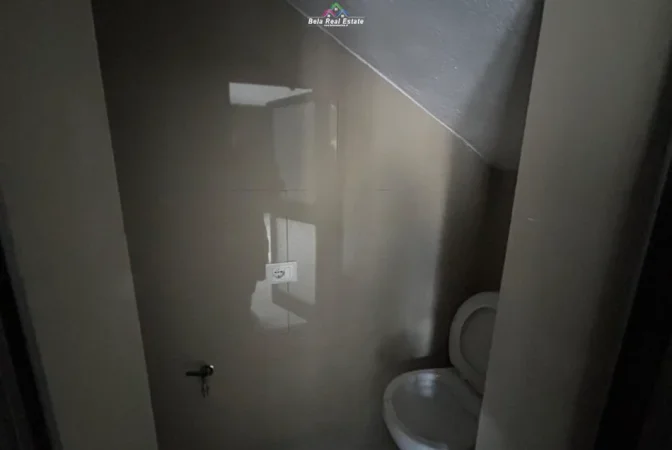 Tirane, jepet me qera dyqan Kati 0, 50 m² 625 € (ish ekspozita)