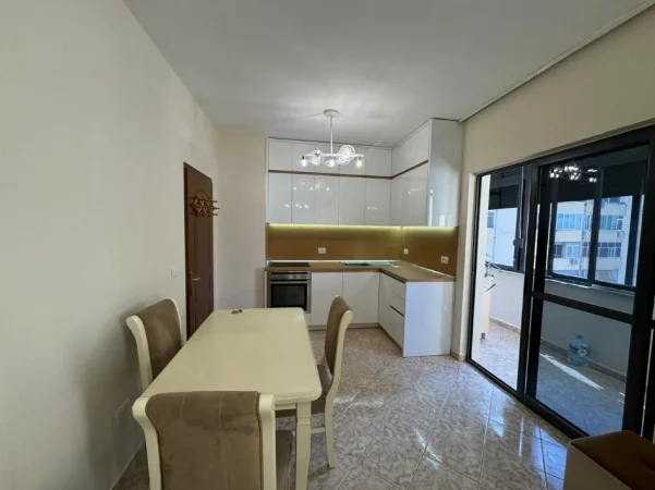 Tirane, jepet me qera apartament 1+1+Ballkon Kati 6, 75 m² 550 € (Pas Square 21,Rruga Muhedin Llagami, Tiranë)