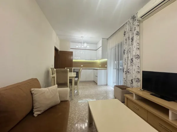 Tirane, jepet me qera apartament 1+1+Ballkon Kati 6, 75 m² 550 € (Pas Square 21,Rruga Muhedin Llagami, Tiranë)