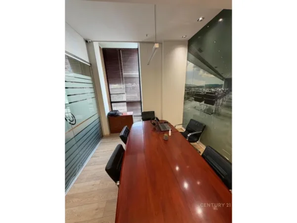 Tirane, jepet me qera zyre Kati 2, 90 m² 1.400 € (Nobis, Liqeni i Tiranes)