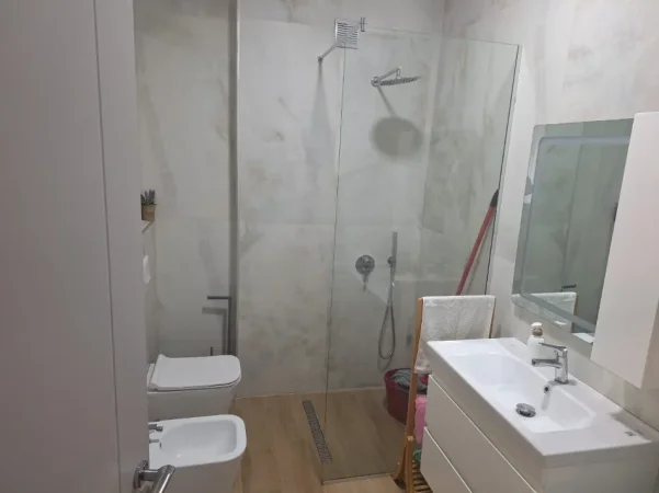 Tirane, jepet me qera apartament 2+1 Kati 6, 104 m² 600 € (Rruga "Panajot Pano")