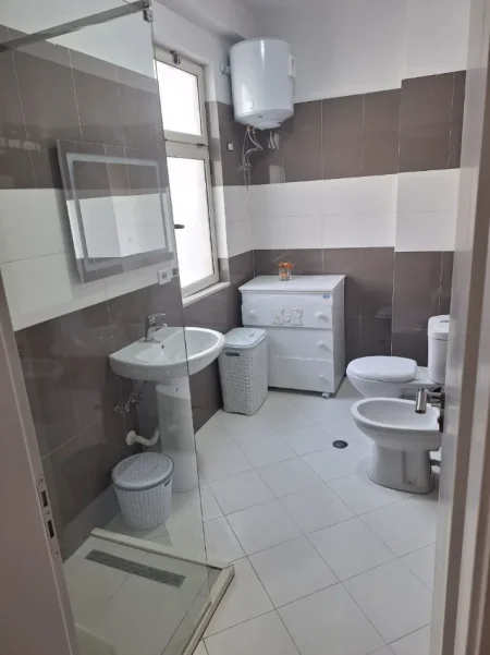 Tirane, jepet me qera apartament 2+1 Kati 6, 104 m² 600 € (Rruga "Panajot Pano")