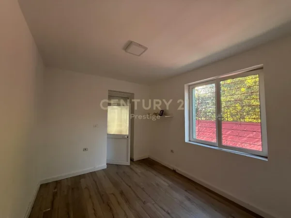 Tirane, jepet me qera ambjent biznesi Kati 0, 50 m² 470 € (pas Ambasades Amerikane)