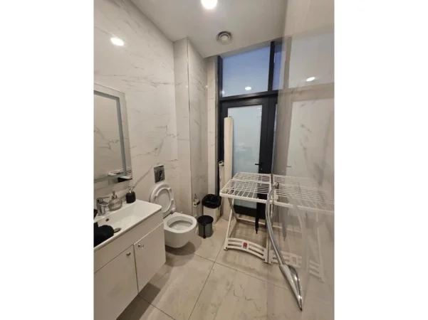 Tirane, jepet me qera zyre Kati 0, 100 m² 2.200 € (Prane Art Turbina)