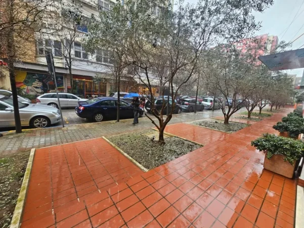 Tirane, jepet me qera zyre Kati 0, 100 m² 2.200 € (Prane Art Turbina)