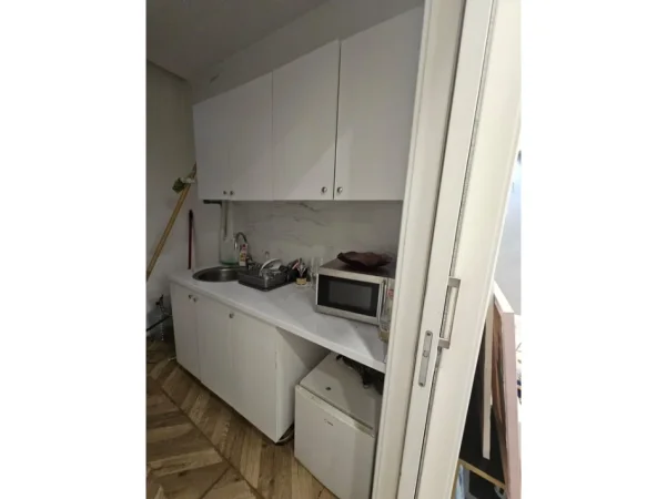Tirane, jepet me qera zyre Kati 0, 100 m² 2.200 € (Prane Art Turbina)