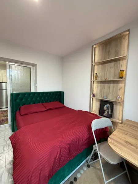 Tirane, jepet me qera garsonier Kati 5, 400 € (rruga fortuzi , rruga mine peza)