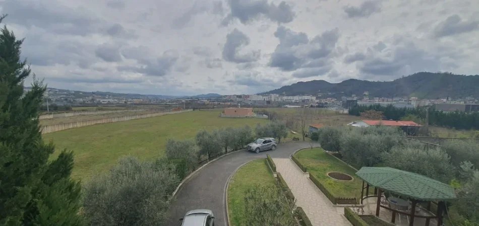 Tirane, shitet nga Pronari, pa-komision 3 Katshe Kati 3, 10.000 m² 1.200.000 € (Vore)