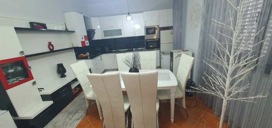 Tirane, shitet nga Pronari, pa-komision 3 Katshe Kati 3, 10.000 m² 1.200.000 € (Vore)