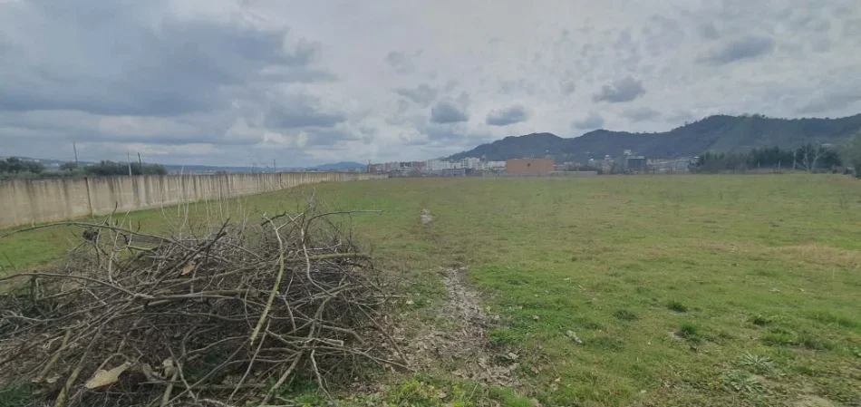 Tirane, shitet truall , 10.000 m² 1.000.000 € (Vore)