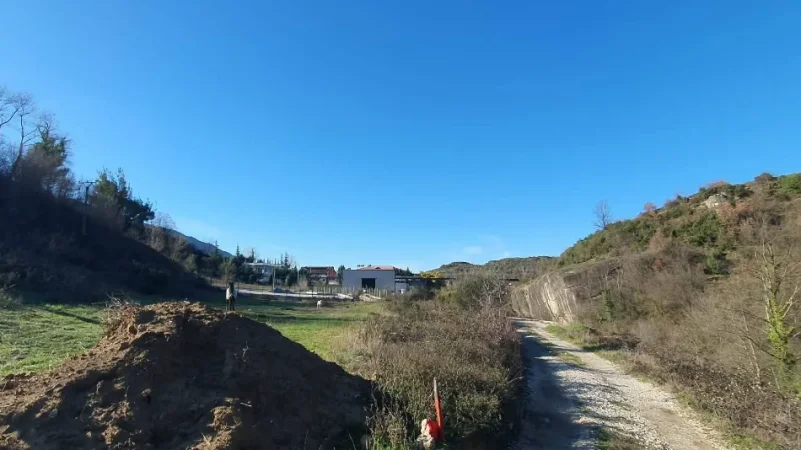 Tirane, shitet toke , 604 m² (Ibe e poshtme)