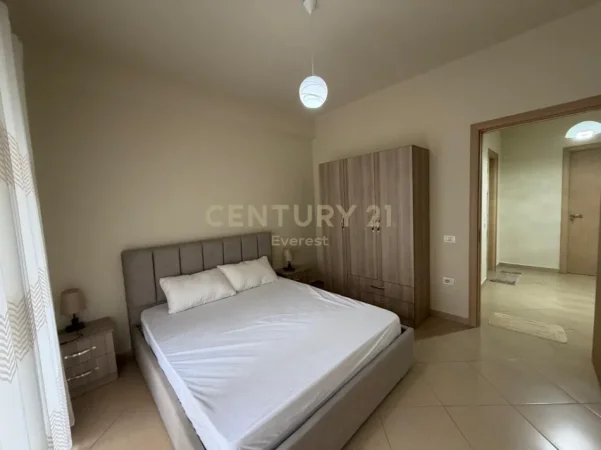 Tirane, jepet me qera apartament 2+1+Ballkon Kati 4, 100 m² 600 € (pallati me shigjeta)