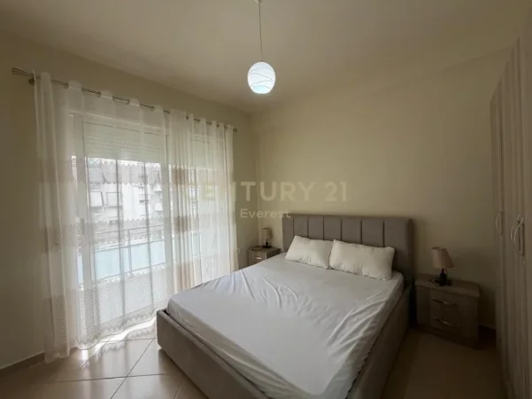 Tirane, jepet me qera apartament 2+1+Ballkon Kati 4, 100 m² 600 € (pallati me shigjeta)