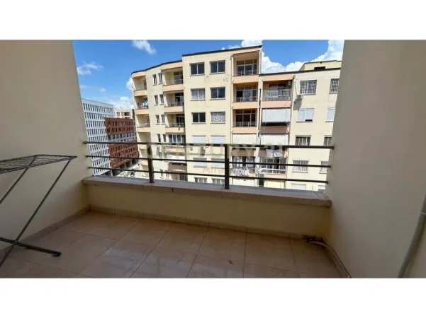 Tirane, jepet me qera apartament 2+1+Ballkon Kati 7, 90 m² 450 € (astir)