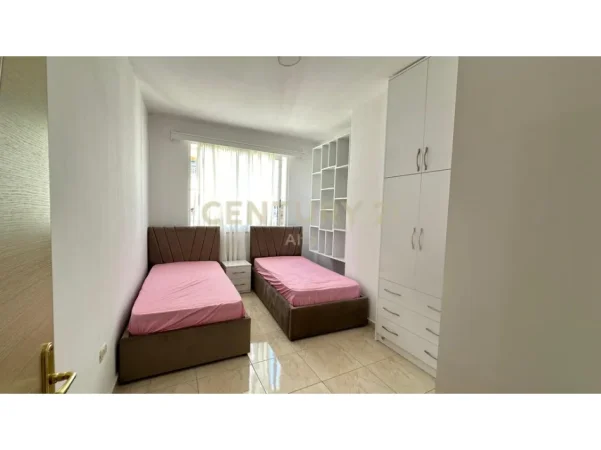 Tirane, jepet me qera apartament 2+1+Ballkon Kati 7, 90 m² 450 € (astir)