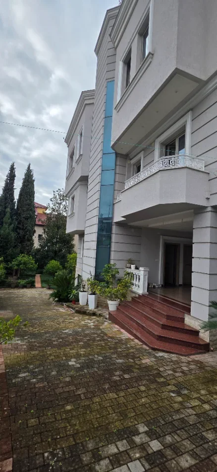 Tirane, jap me qera Vile 3+1+Aneks+Ballkon Kati 1, 140 m² 750 € (Tregu Elektrik)