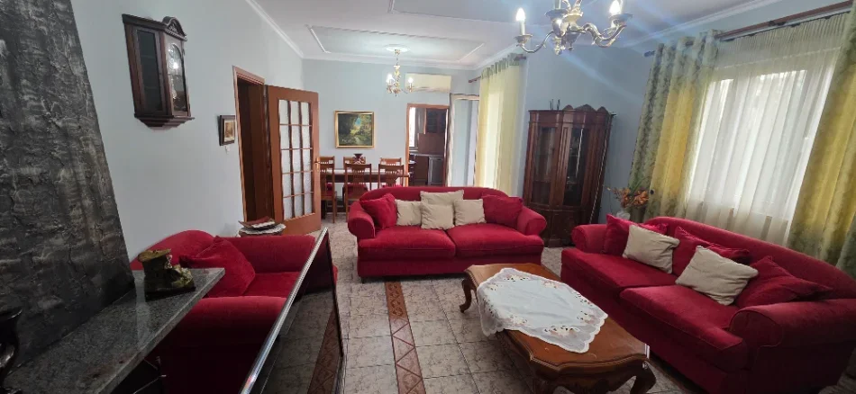 Tirane, jap me qera Vile 3+1+Aneks+Ballkon Kati 1, 140 m² 750 € (Tregu Elektrik)