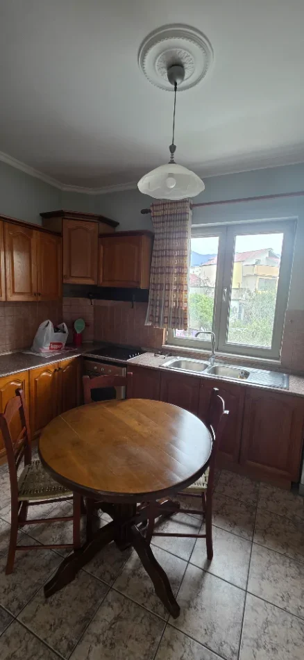 Tirane, jap me qera Vile 3+1+Aneks+Ballkon Kati 1, 140 m² 750 € (Tregu Elektrik)