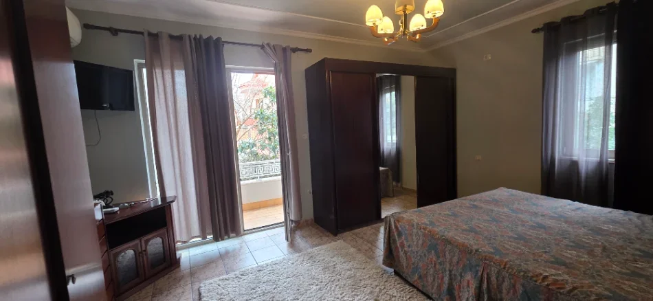 Tirane, jap me qera Vile 3+1+Aneks+Ballkon Kati 1, 140 m² 750 € (Tregu Elektrik)