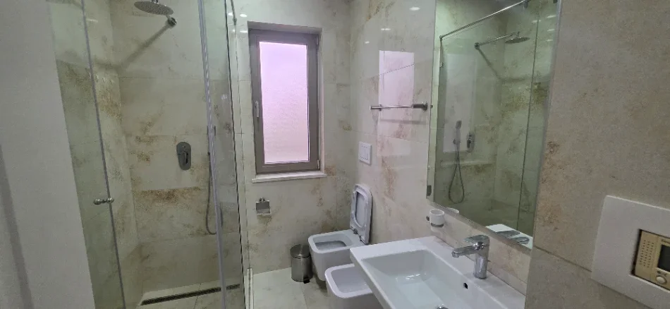 Tirane, jap me qera Vile 3+1+Aneks+Ballkon Kati 1, 140 m² 750 € (Tregu Elektrik)