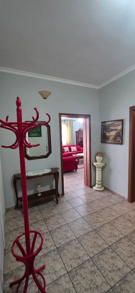 Tirane, jap me qera Vile 3+1+Aneks+Ballkon Kati 1, 140 m² 750 € (Tregu Elektrik)