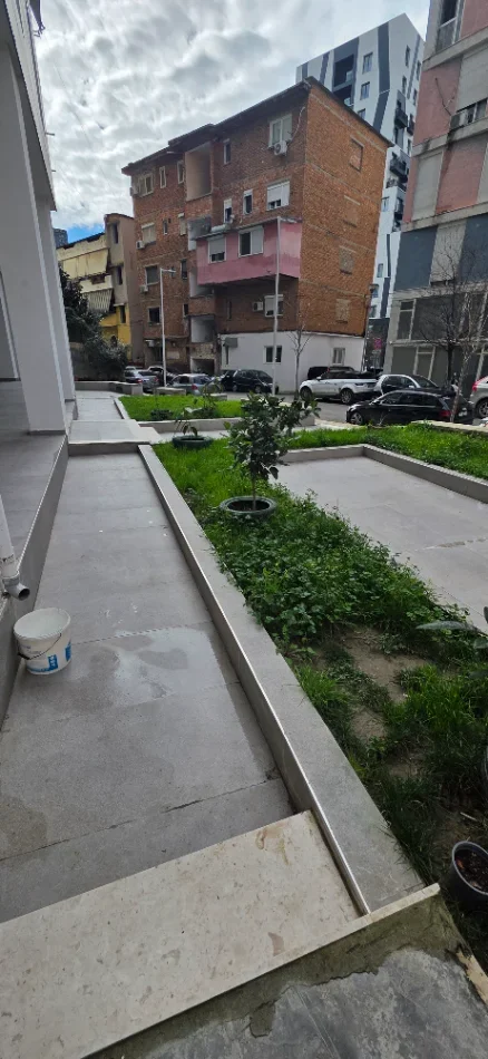 Tirane, jepet me qera dyqan Kati 0, 40 m² 400 € (Rruga e barrikadave)
