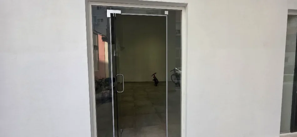 Tirane, jepet me qera dyqan Kati 0, 40 m² 400 € (Rruga e barrikadave)